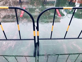 栏杆 下雨 倒影