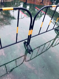 雨天 围栏 倒影 水