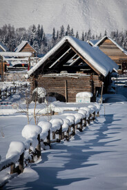 新疆喀纳斯禾木村落冬天的雪景