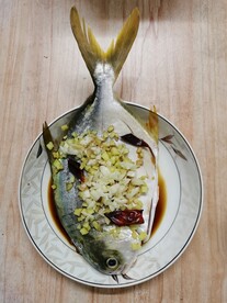 蒜蓉蒸仓鱼