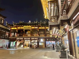 夜幕下的上海豫园九狮楼外广场