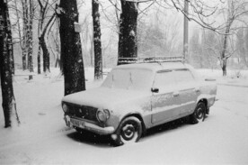 冬季树林雪地汽车寒冷森林