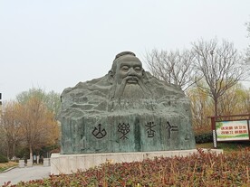 孔子塑像