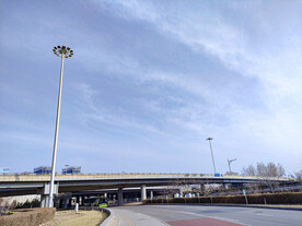 蓝天白云下的立交桥道路路灯