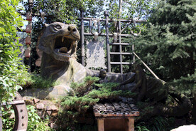 张家界土家寨子景区的雕塑