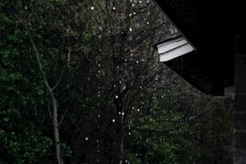 屋檐落雨摄影