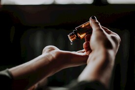 滴在手上的精油香料闻香