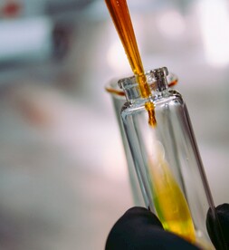 高清滴液科学研究实验图