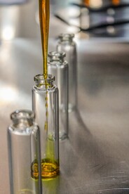 高清滴液科学研究实验图