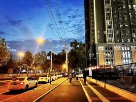 夜色下的城市街道