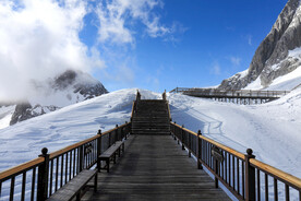 玉龙雪山登山木栈道