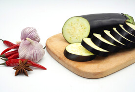 切片茄子摄影图