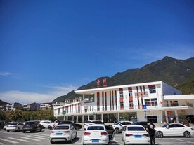襄阳寺坪服务区 大山中的服务区