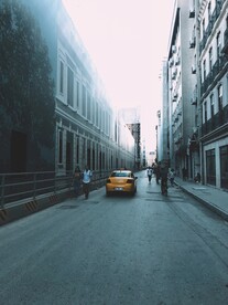暗调城市街道景观