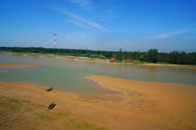 黄河岸边停泊的渔船