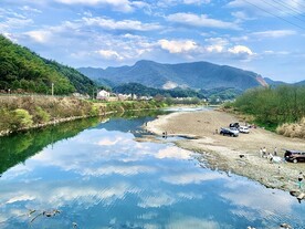 风和日丽 河边滩 游玩 山水 