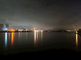 海边的城市夜色