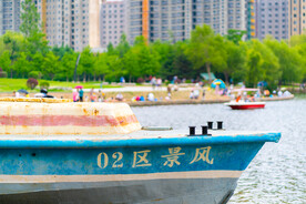 湖中的游船