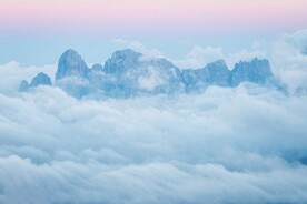 云雾中的山