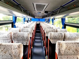 空荡荡的旅游大巴车