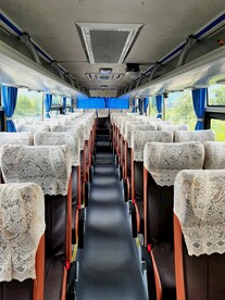 干净整洁的旅游大巴车