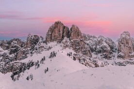 粉色夕阳雪山