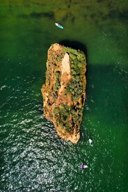 户外绿色海水孤岛景观