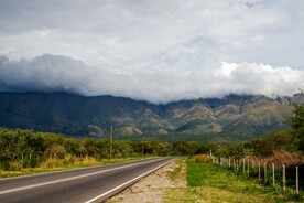 公路与远方山脉