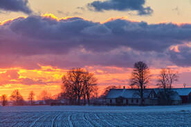 绝美夕阳村庄雪景图