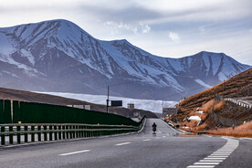 户外雪山道路