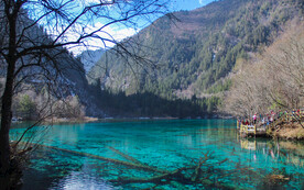 户外湖水山脉自然景观