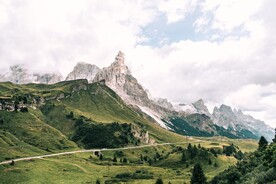 山峰雪山