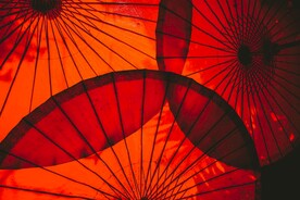 红色底纹油纸伞