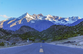 户外冬季雪山道路