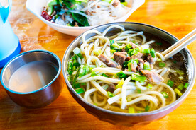 西藏拉萨八廓街藏面与甜茶