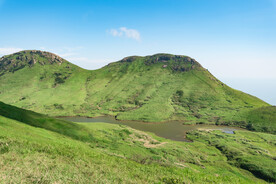 户外绿色山脉山峰