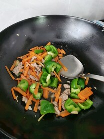 青椒萝卜炒肉