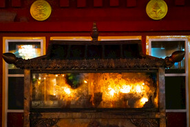 西藏拉萨八廓街大昭寺前的酥油灯