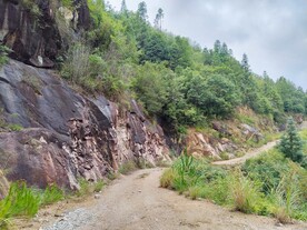 岩石上的公路