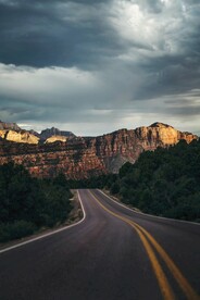 夏季傍晚的公路图