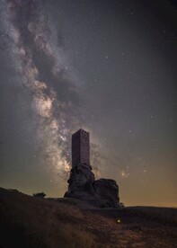 夏季星空下的土堆建筑