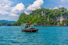 户外旅游湖面湖水自然