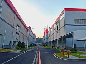 日暮下的工厂厂房