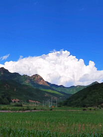 蓝天白云山脉