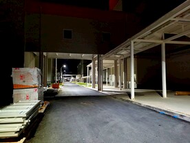 夜色下明亮的道路