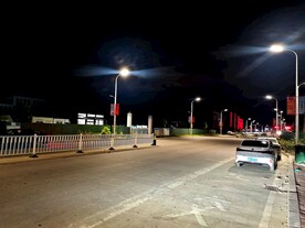 夜色下的城市街道