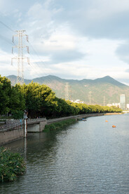 落日河边