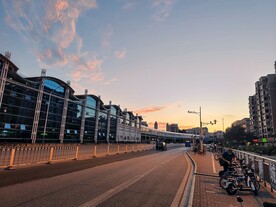 夕阳下的城铁站