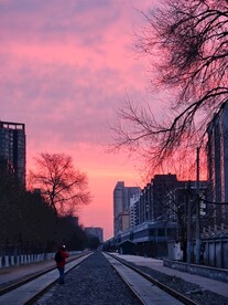 城中铁轨大雪前夕清晨的朝霞