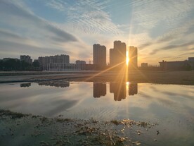 楼间穿过的夕阳